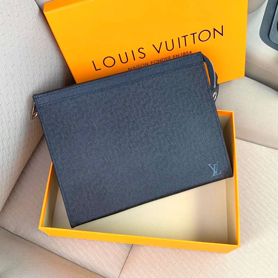 LOUIS VUITTON Pochette Voyage Cuir Ta?ga - Portefeuilles et petite maroquinerie de luxe. image 1
