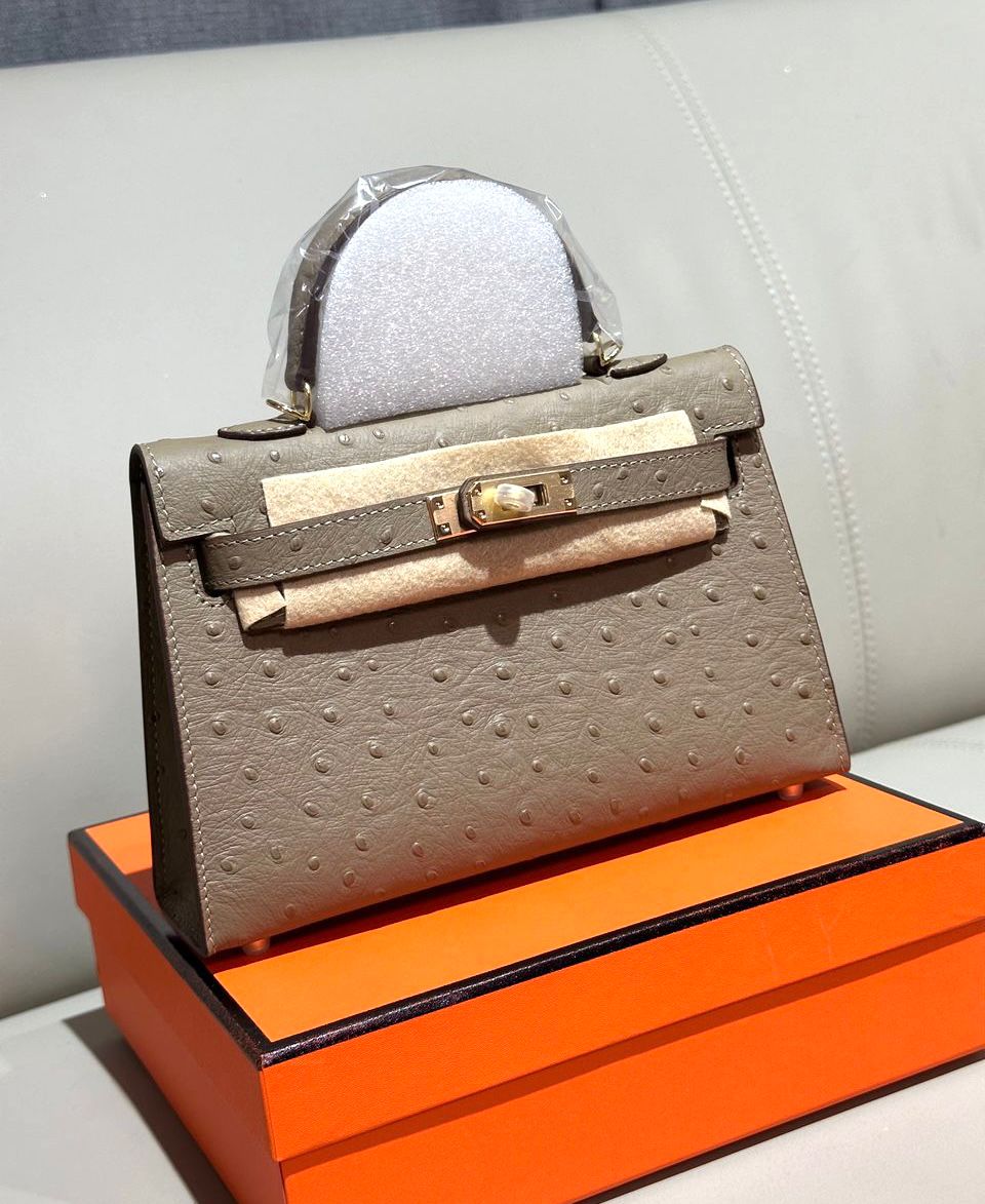 Herm?s Mini Kelly bag in Ostrich leather and the Gris Tourterelle color. image 1