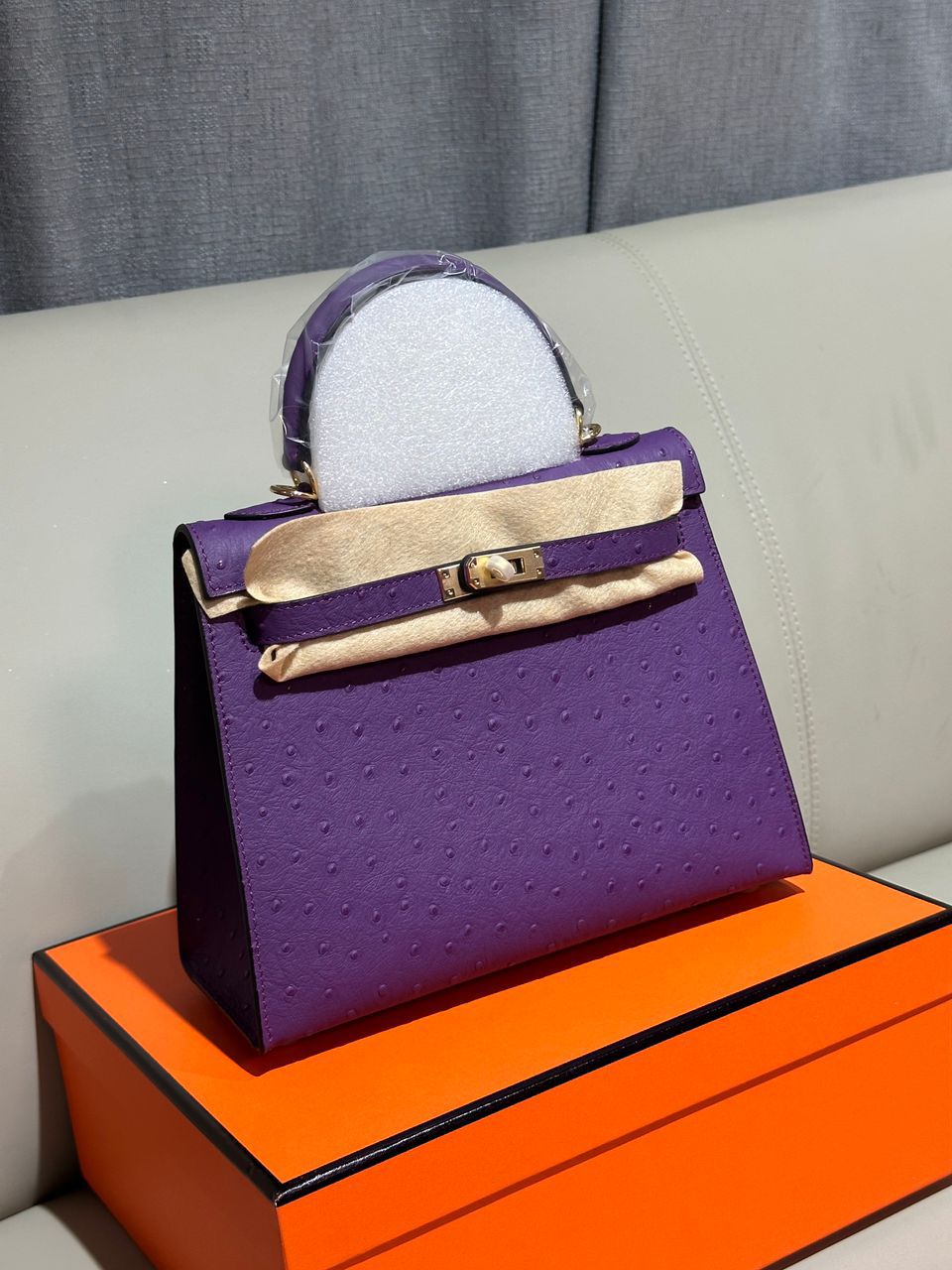 Herm?s Kelly bag in ostrich leather. image 1