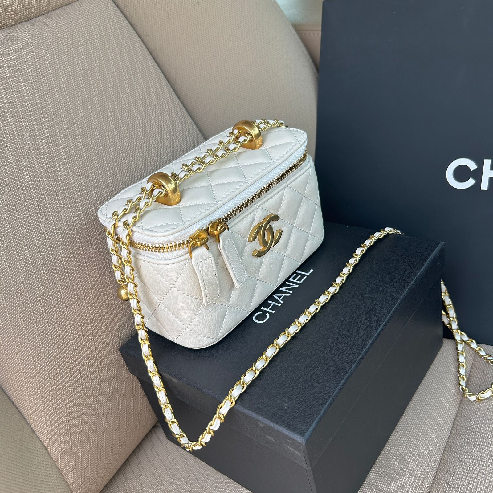Chanel mini vanity case bag in white grained calfskin or lambskin leather with gold-tone metal hardware. image 1