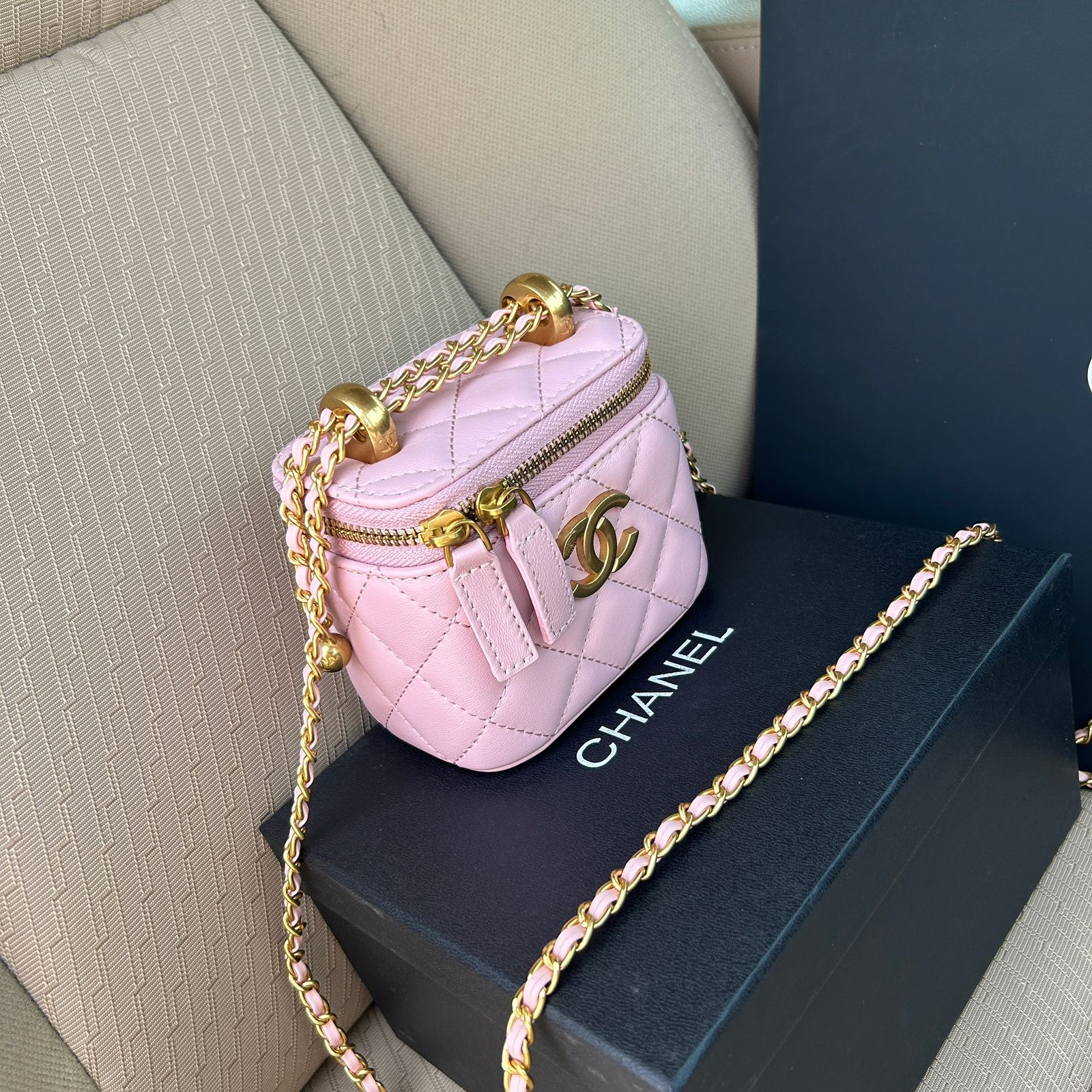Chanel small vanity with chain in light pink caviar leather and gold-tone metal hardware. image 1