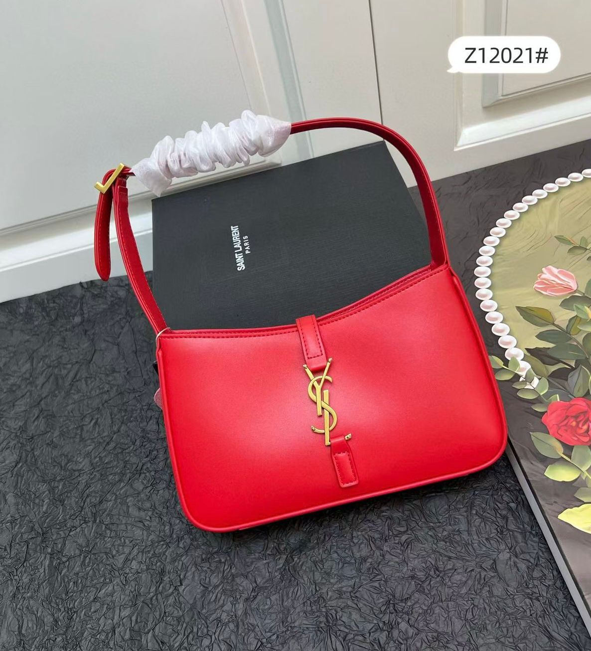 Saint Laurent Le 5 ? 7 hobo shoulder bag in red leather. image 1