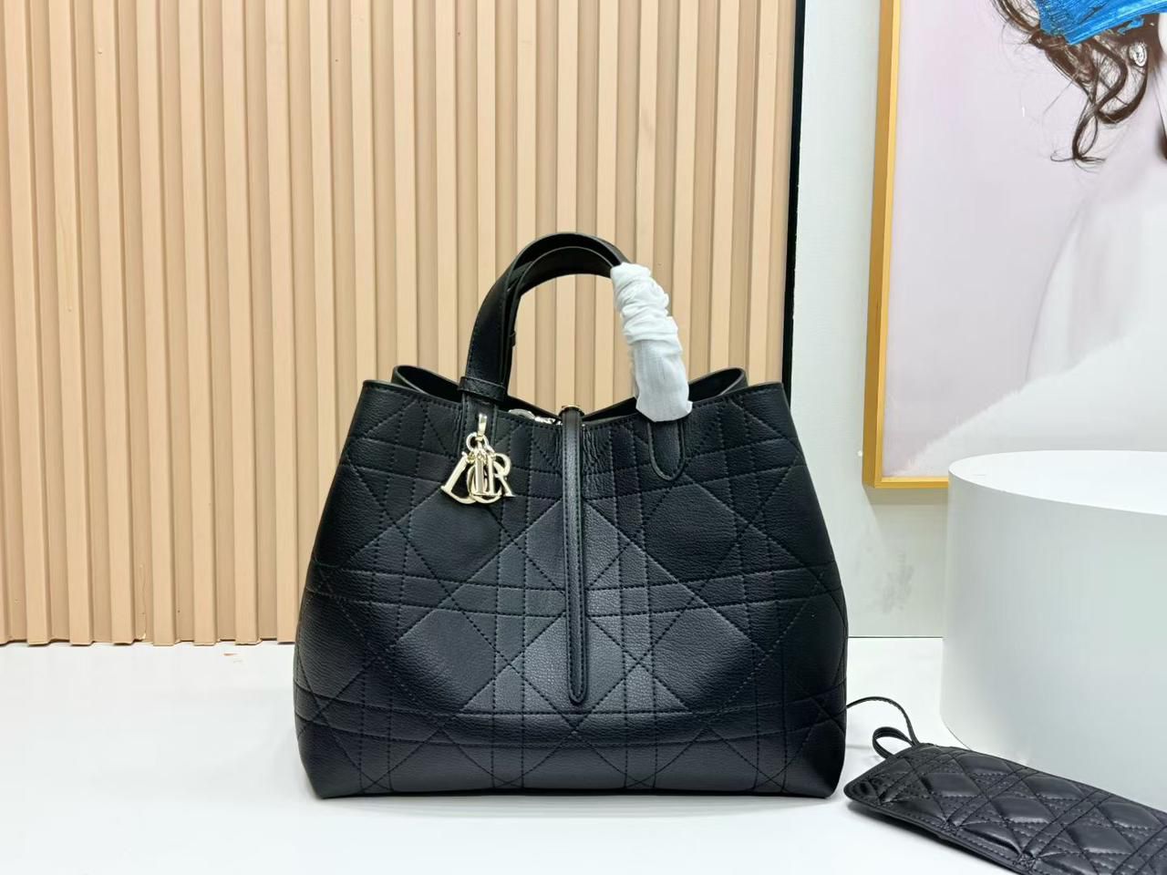 Dior black Macrocannage calfskin Medium Toujours bag. image 1
