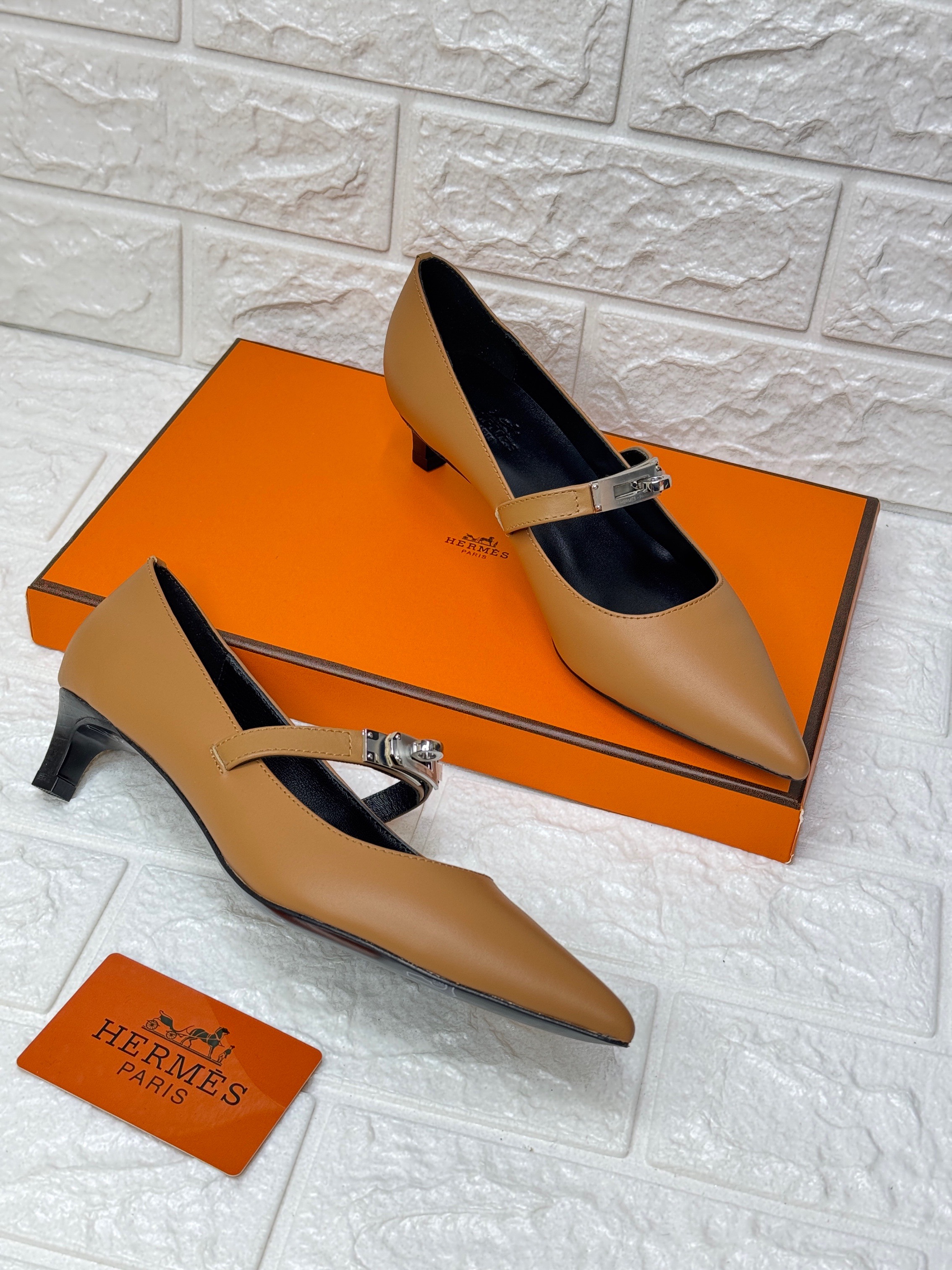 Hermès Kiara 40 pumps in calfskin leather with a palladium Kelly buckle. image 1