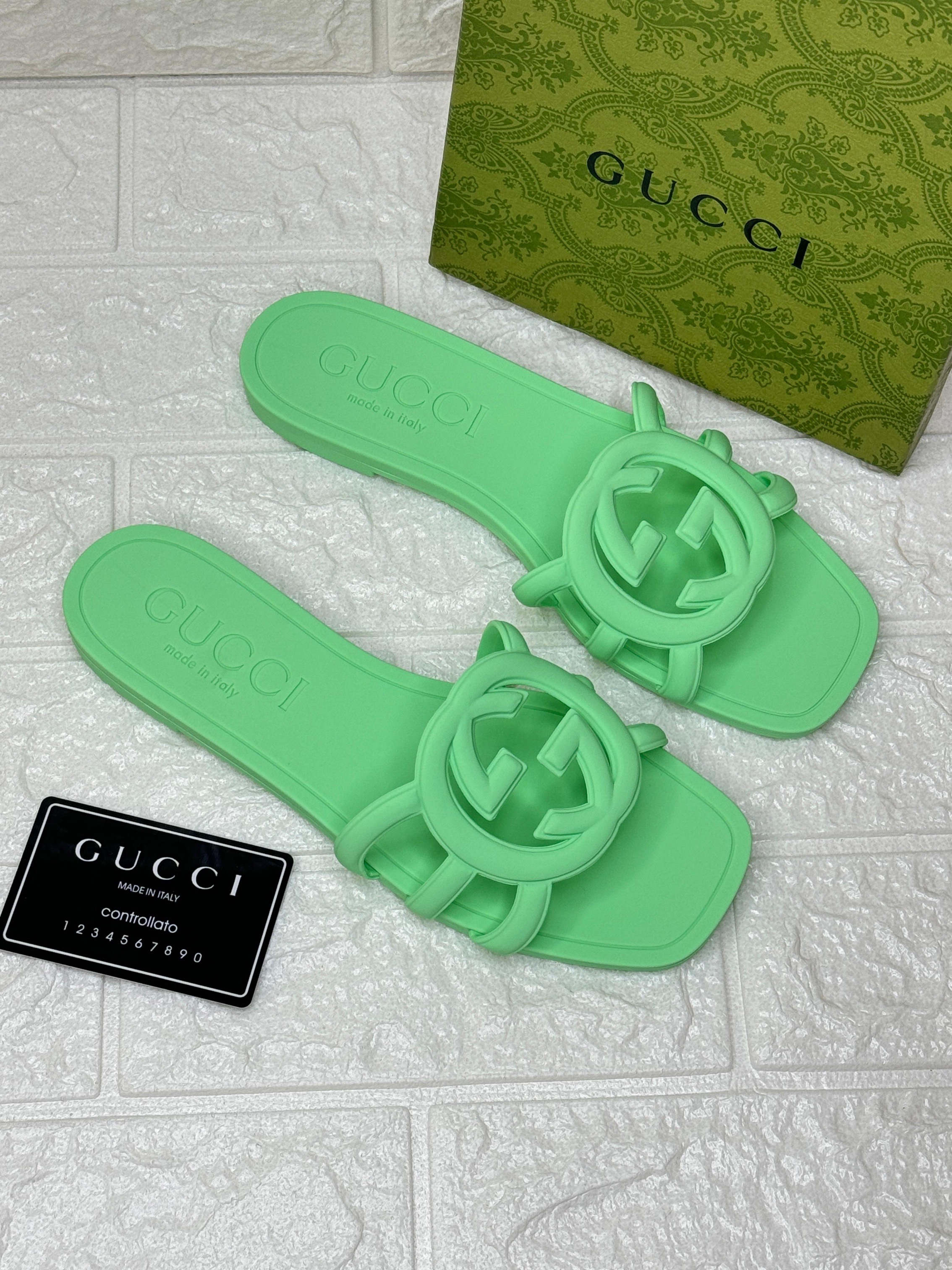 Gucci Interlocking G slide sandals in light green rubber. image 1