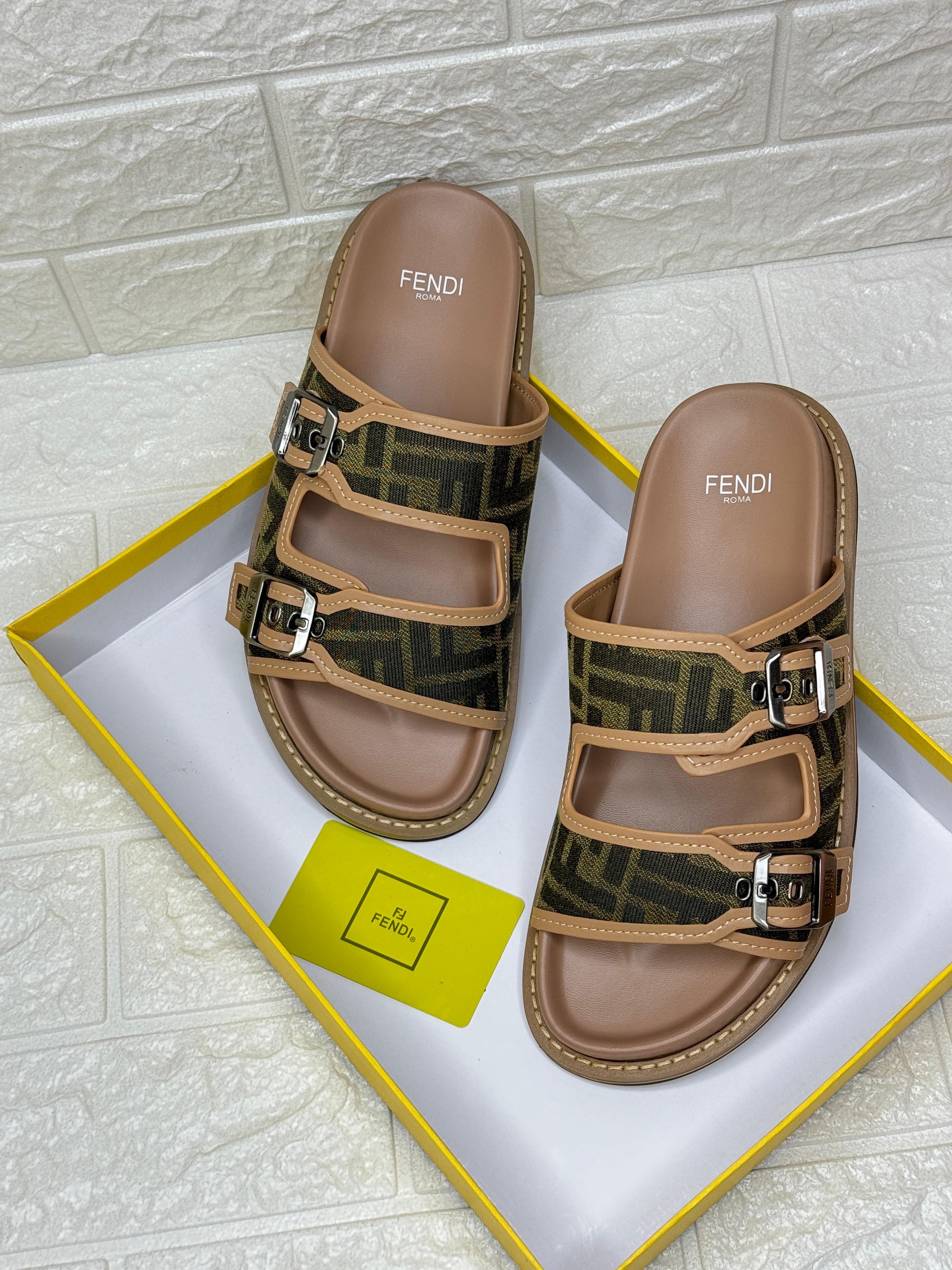 Fendi Feel FF-jacquard sandals in brown calf leather and fabric. image 1