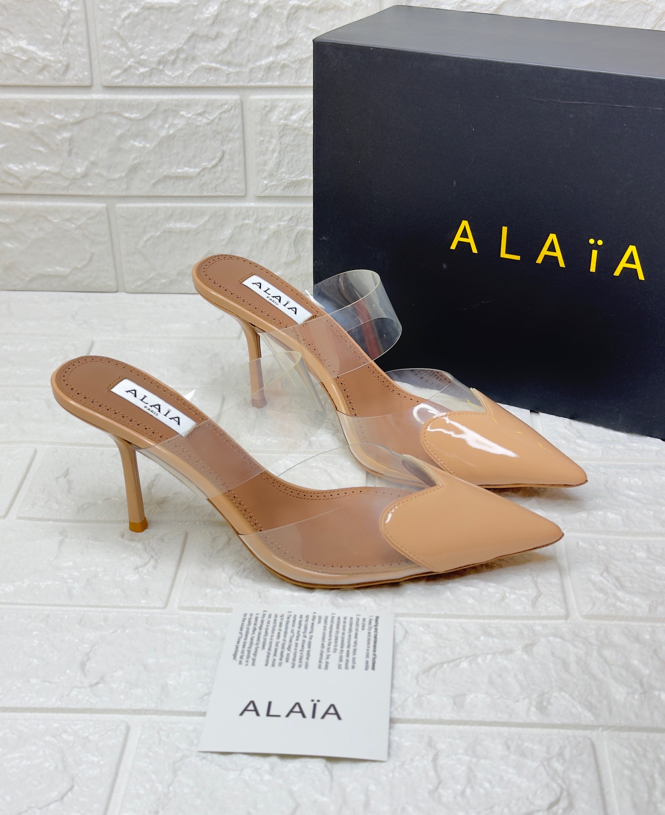 Alaïa Le Cœur 90 mules in plexi and beige patent leather. image 1