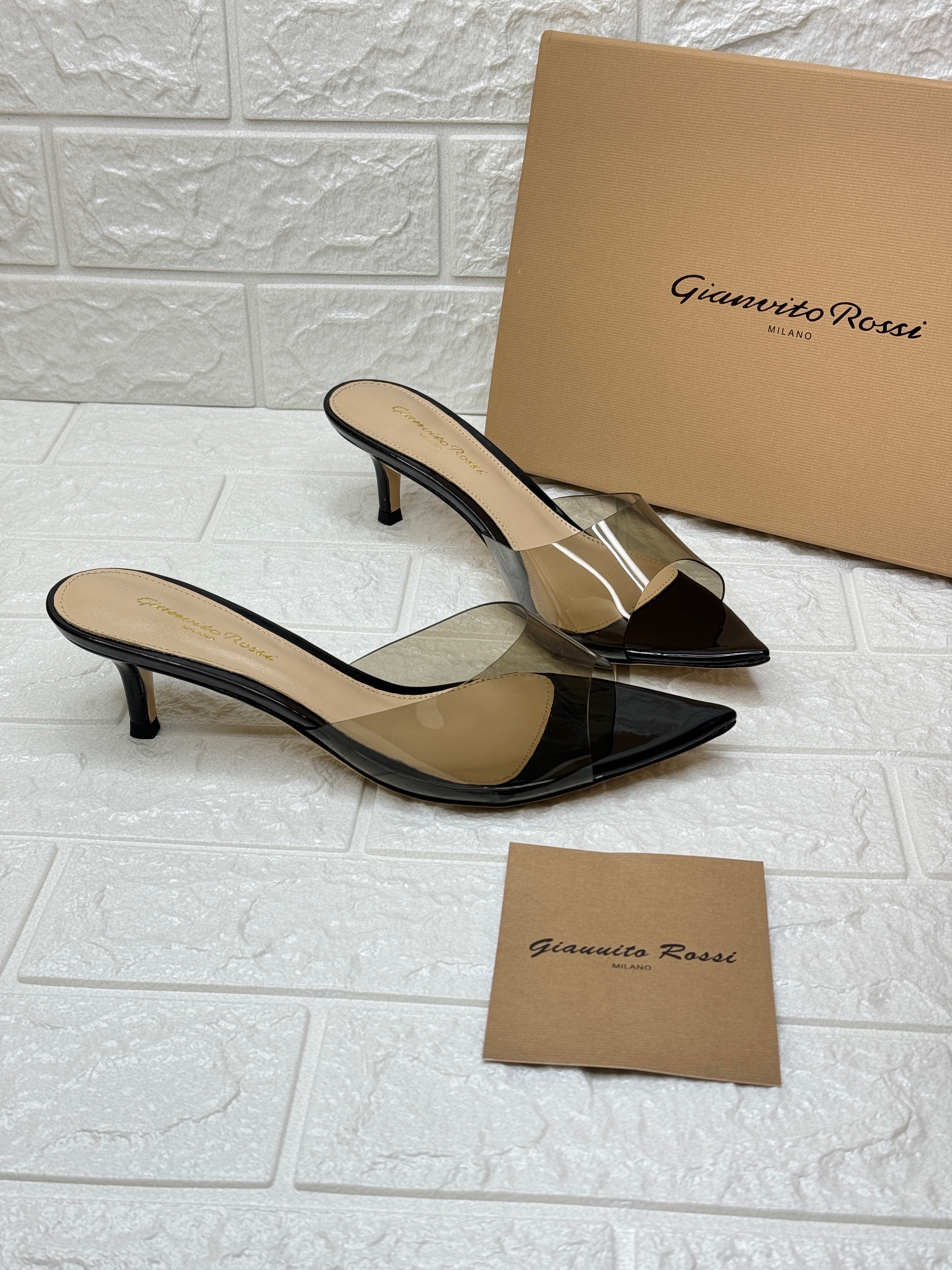 Gianvito Rossi Elle point-toe mules with a black patent leather pointed toe and a clear plexiglass (TPU) strap. The heel height is available in 55mm or 85mm. image 1