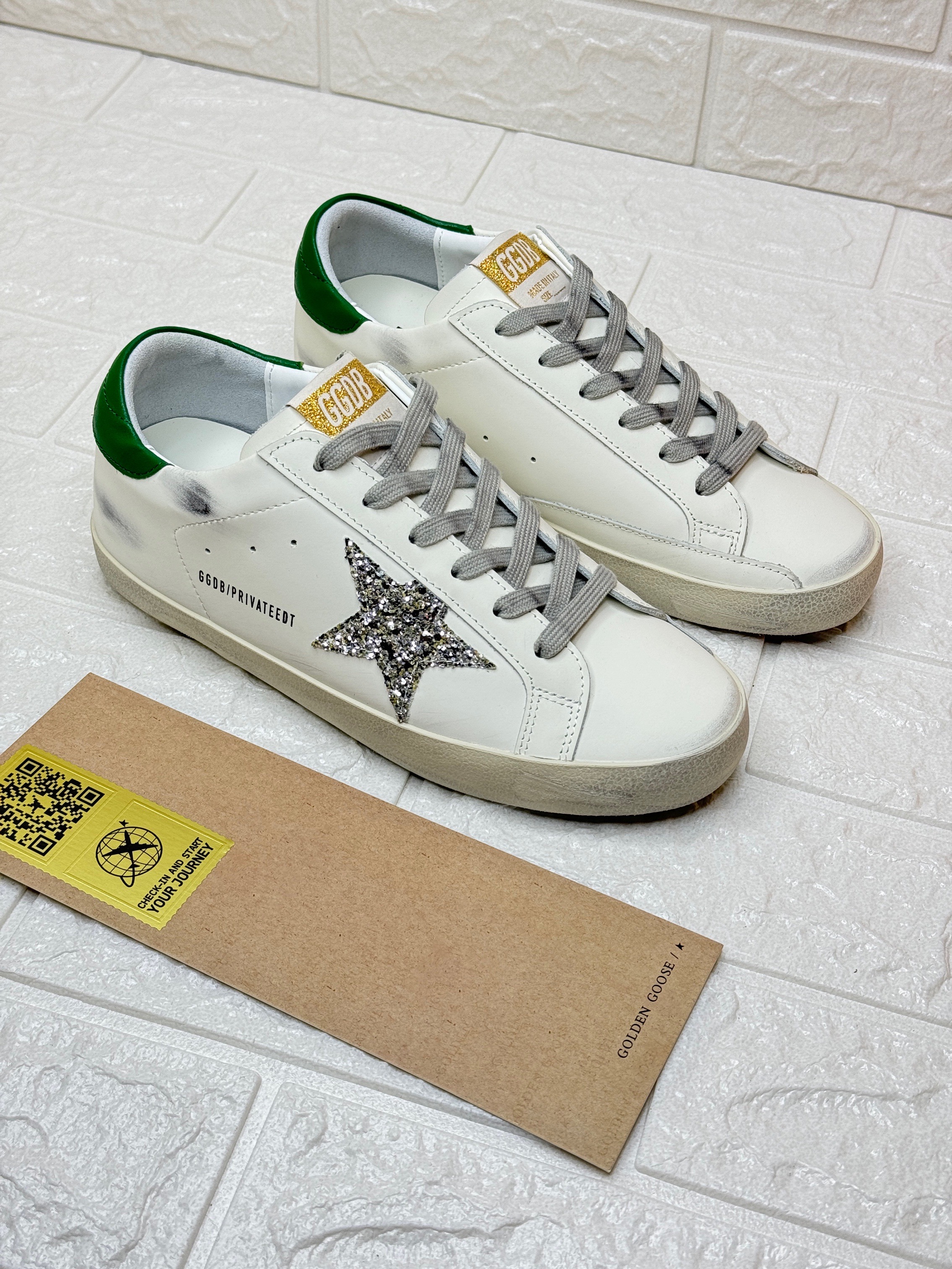 Golden Goose Superstar sneakers in white leather with a green heel tab and a coarse glitter star. image 1