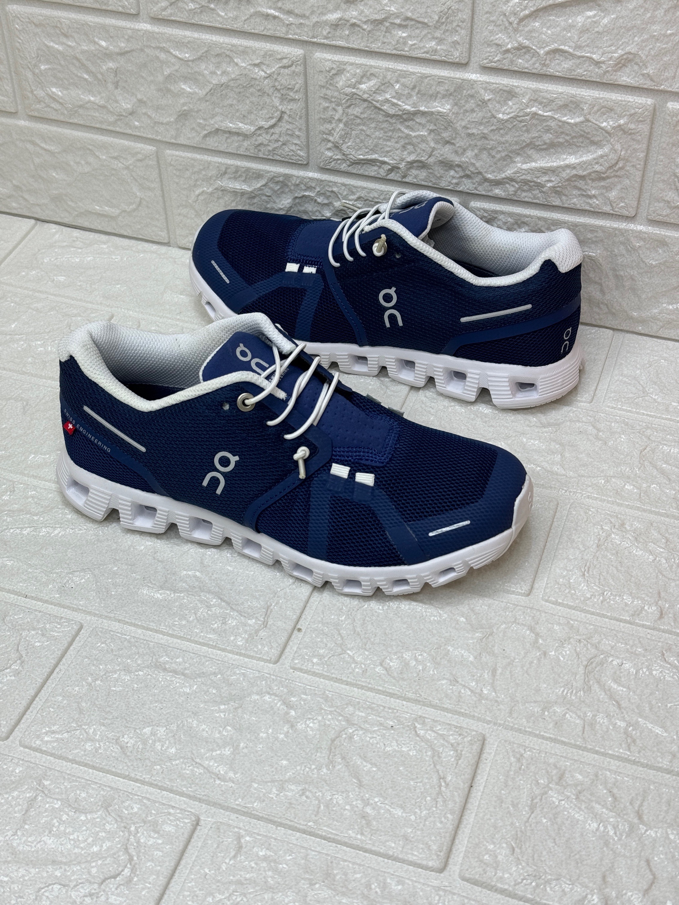 On Cloud 6 running shoes in the Midnight/White colorway. image 1