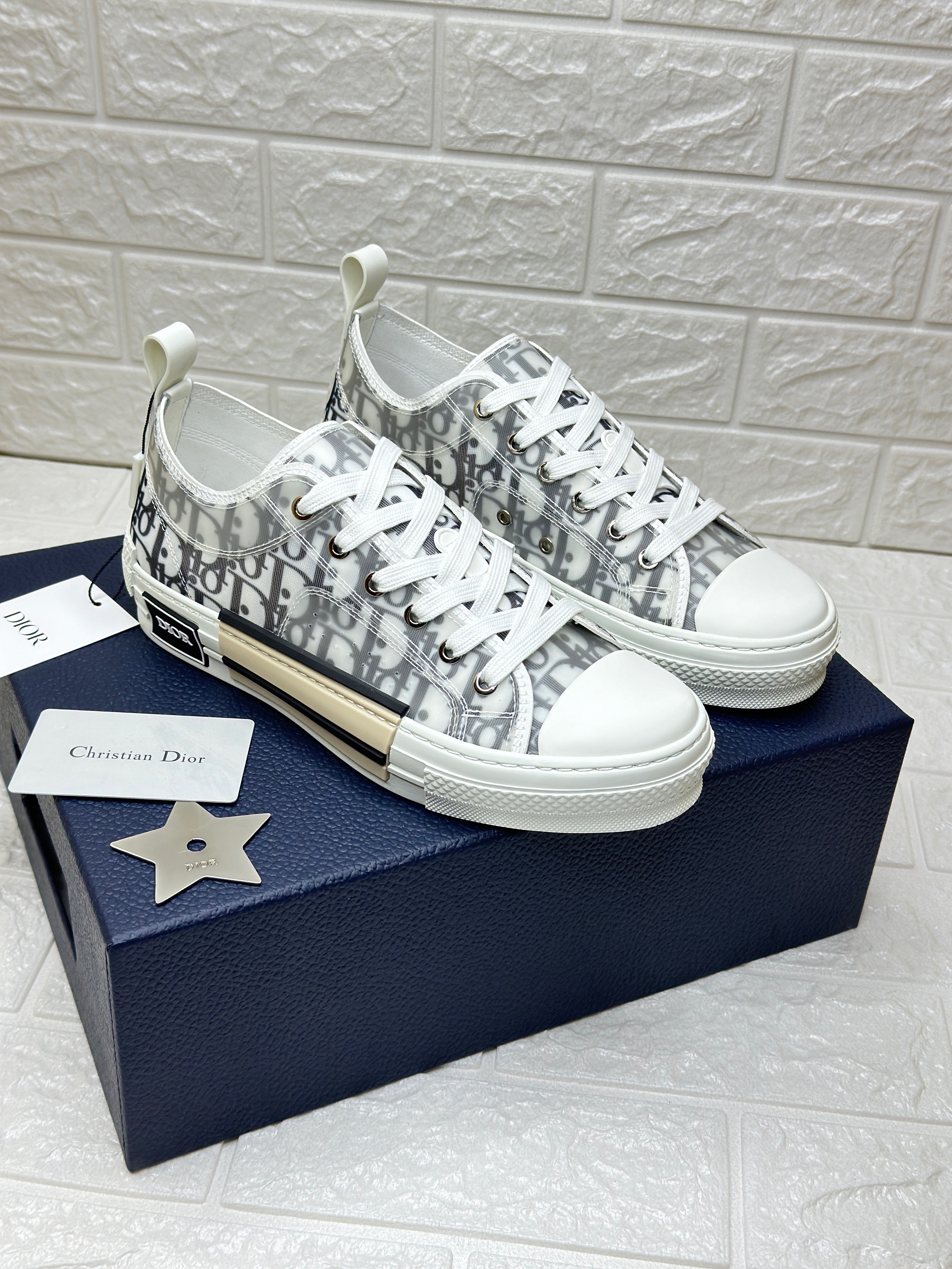 Dior B23 low-top sneakers in white and gray Oblique canvas and mesh. image 1