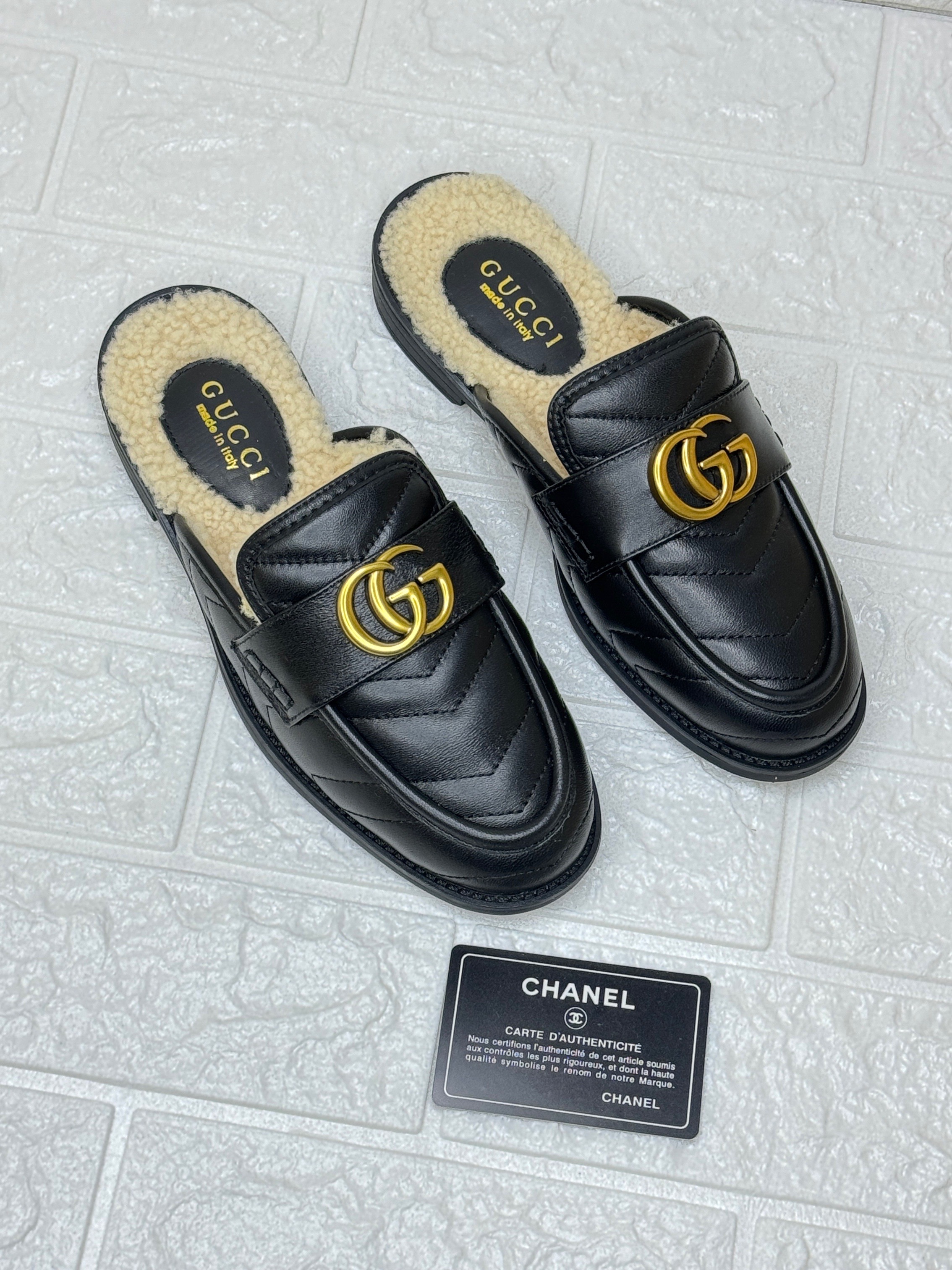 Gucci mules with a Double G logo and a wool lining. image 1