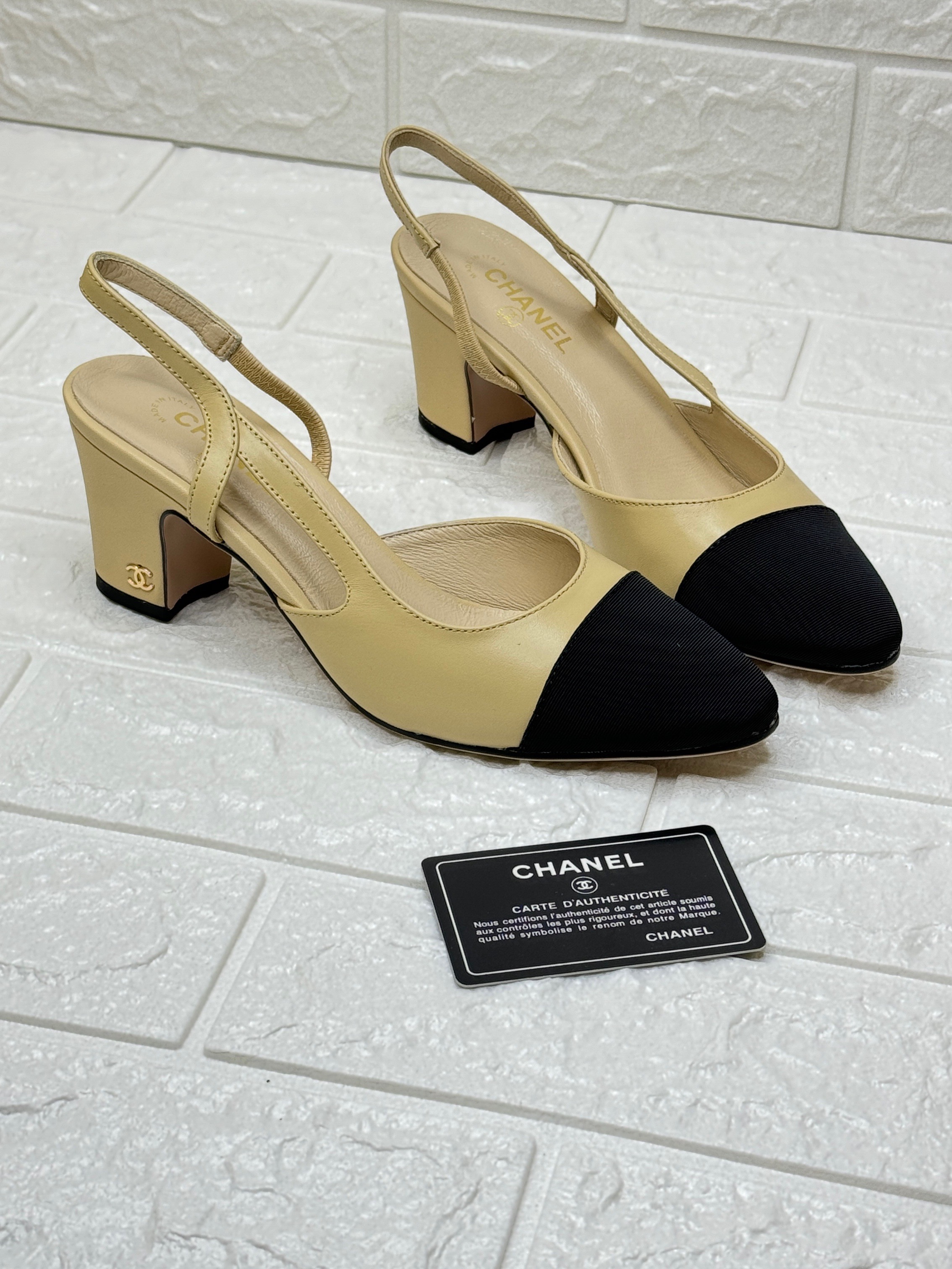 Chanel two-tone slingback pumps in beige goatskin and black grosgrain. image 1
