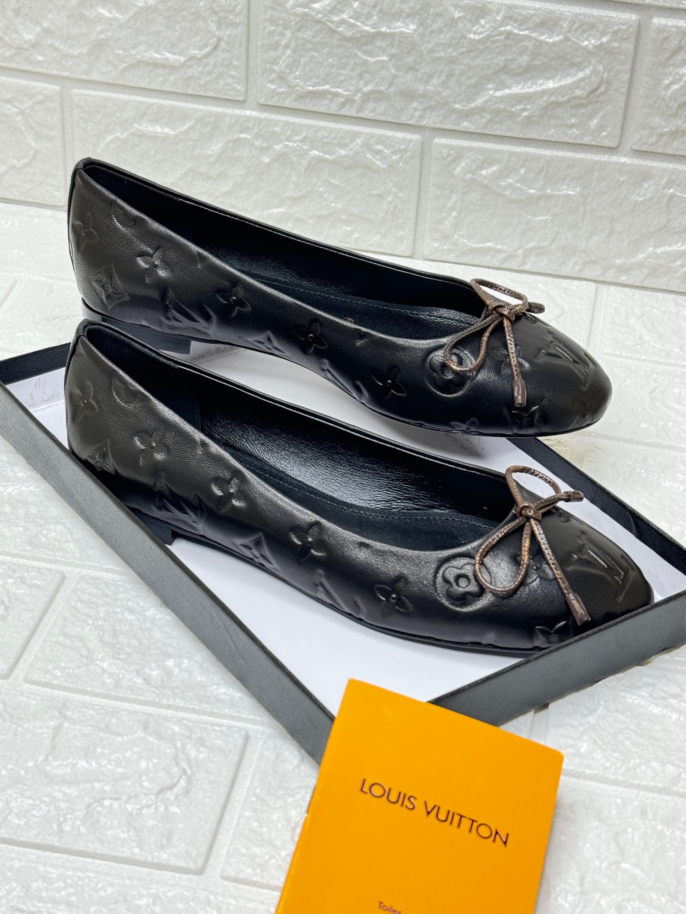 Louis Vuitton Nina flat ballerina shoes in black patent calf leather with the all-over miniature Monogram pattern. image 1