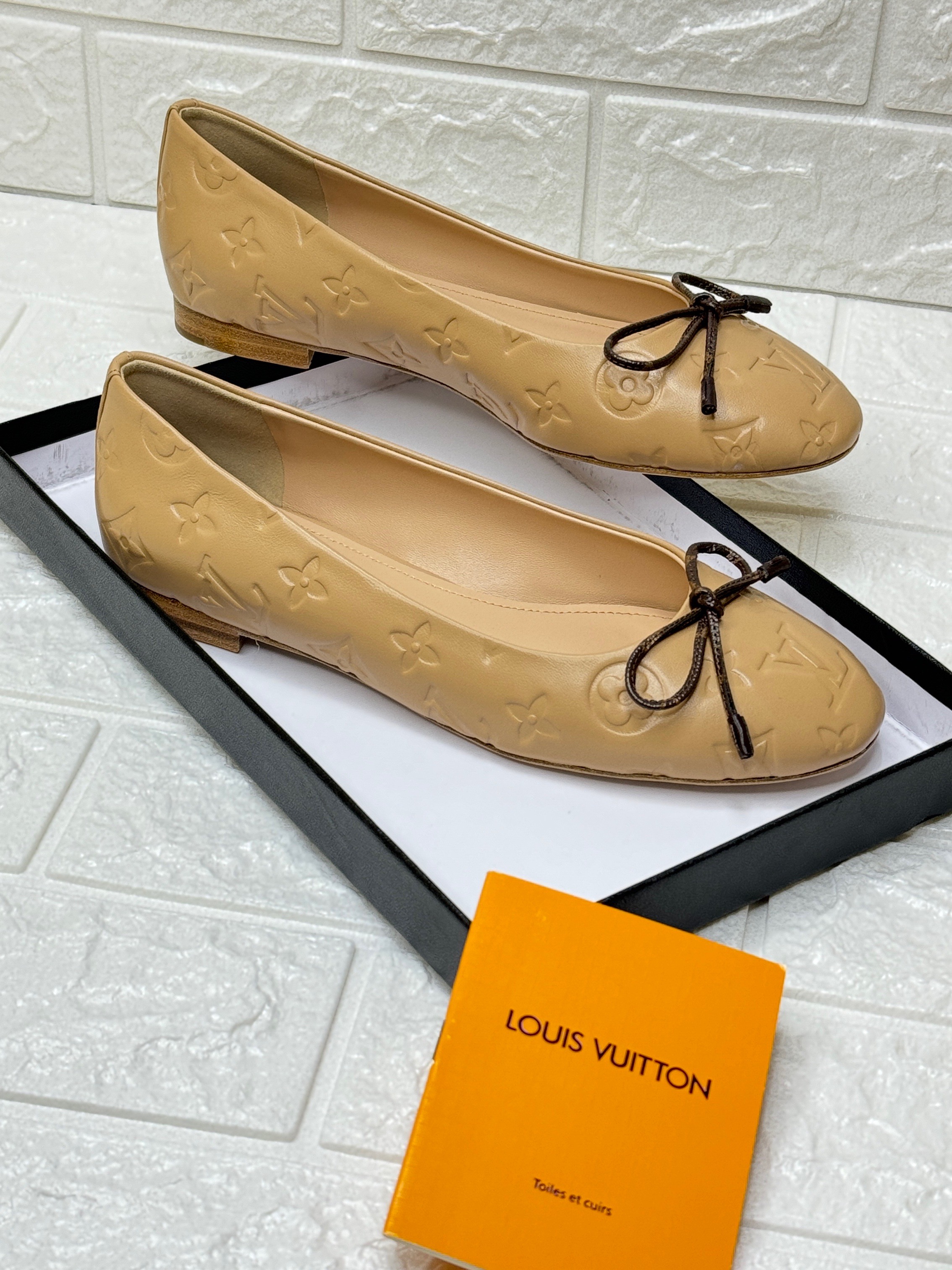 Louis Vuitton Nina flat ballerina shoes in pink monogram-embossed patent leather. image 1