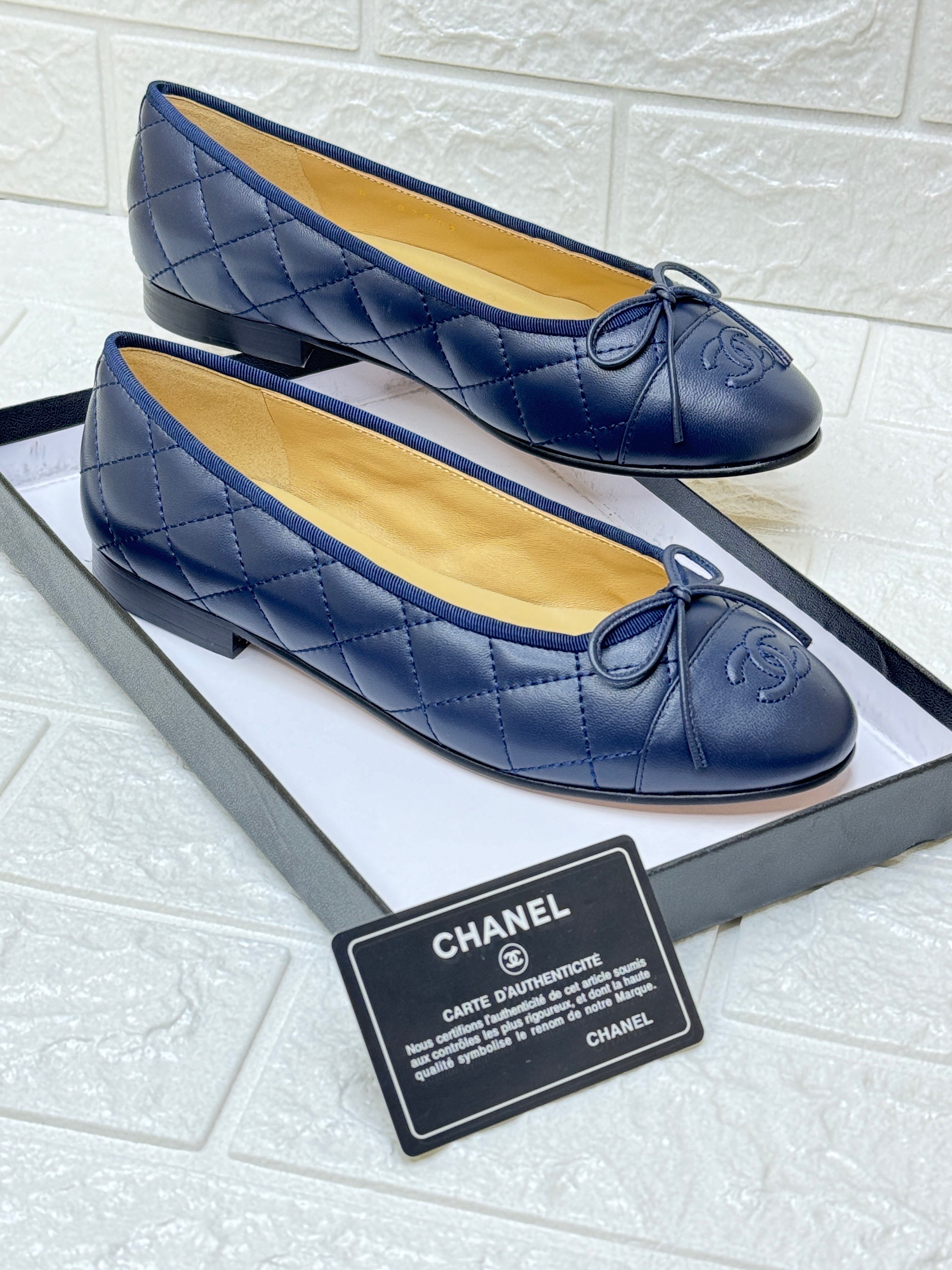 Chanel navy blue quilted leather CC bow ballet flats. image 1