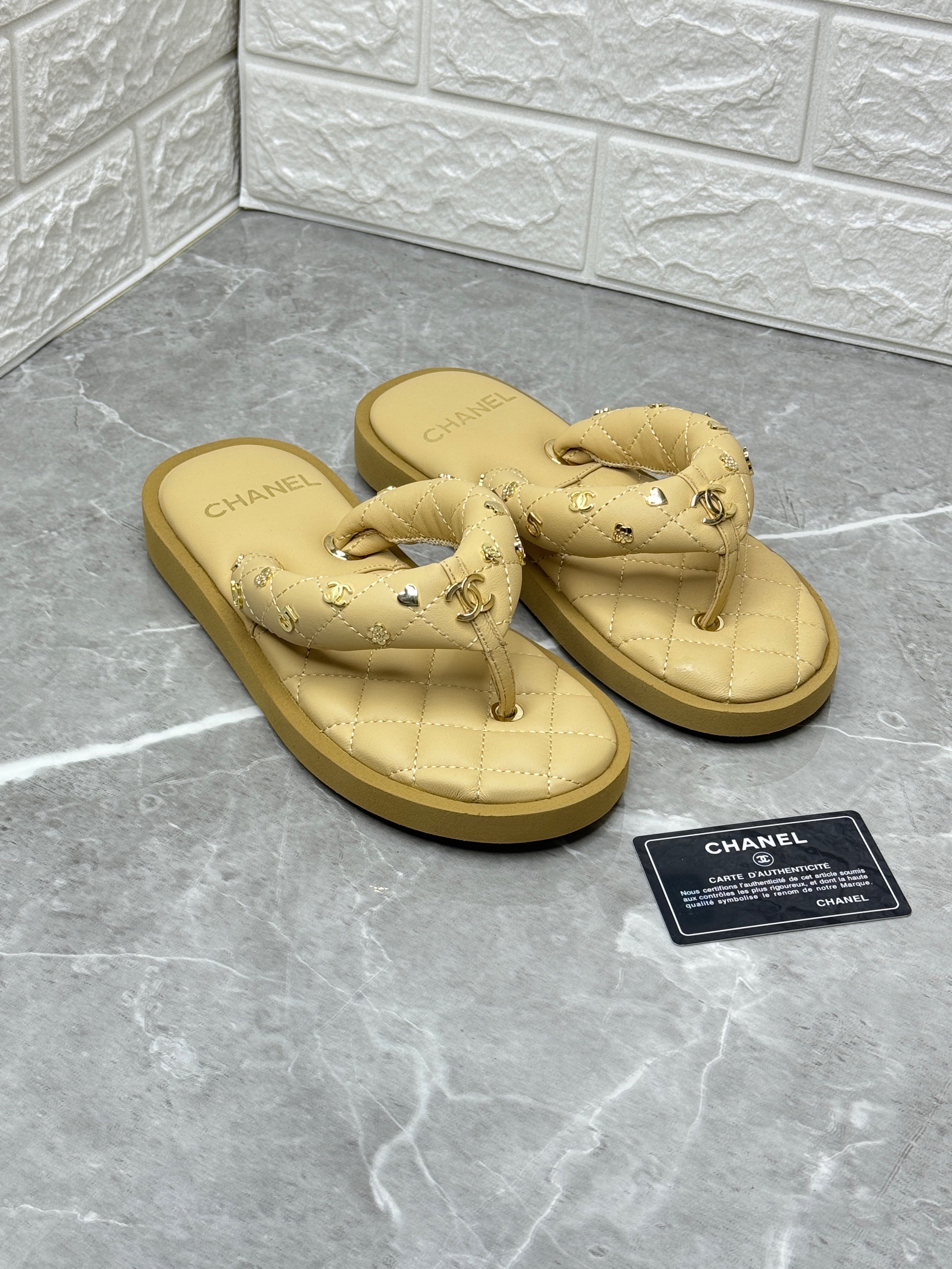 Chanel 23P Quilted Charms Padded Pool Thong Sandals in beige leather. image 1
