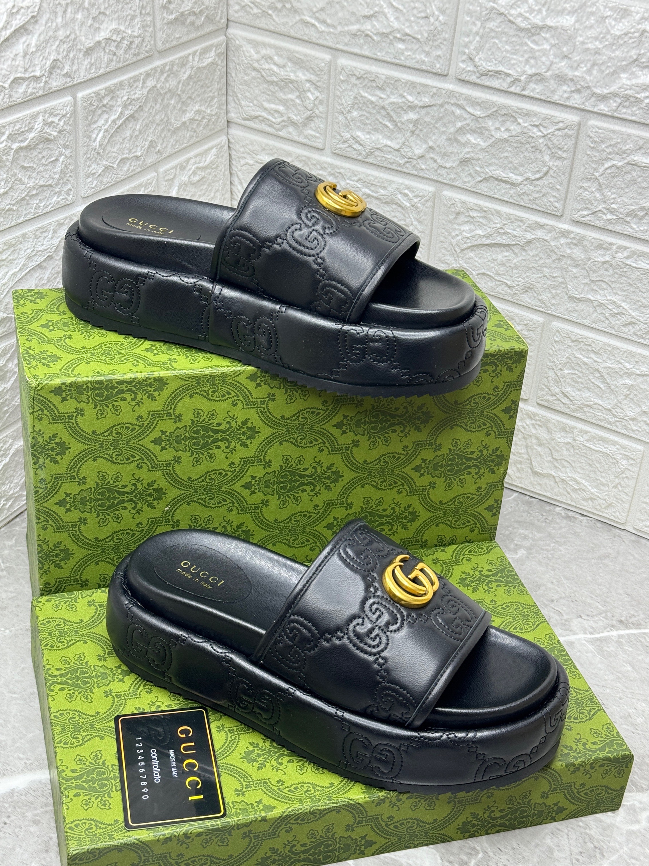 Gucci slide sandals with an Interlocking G detail. image 1