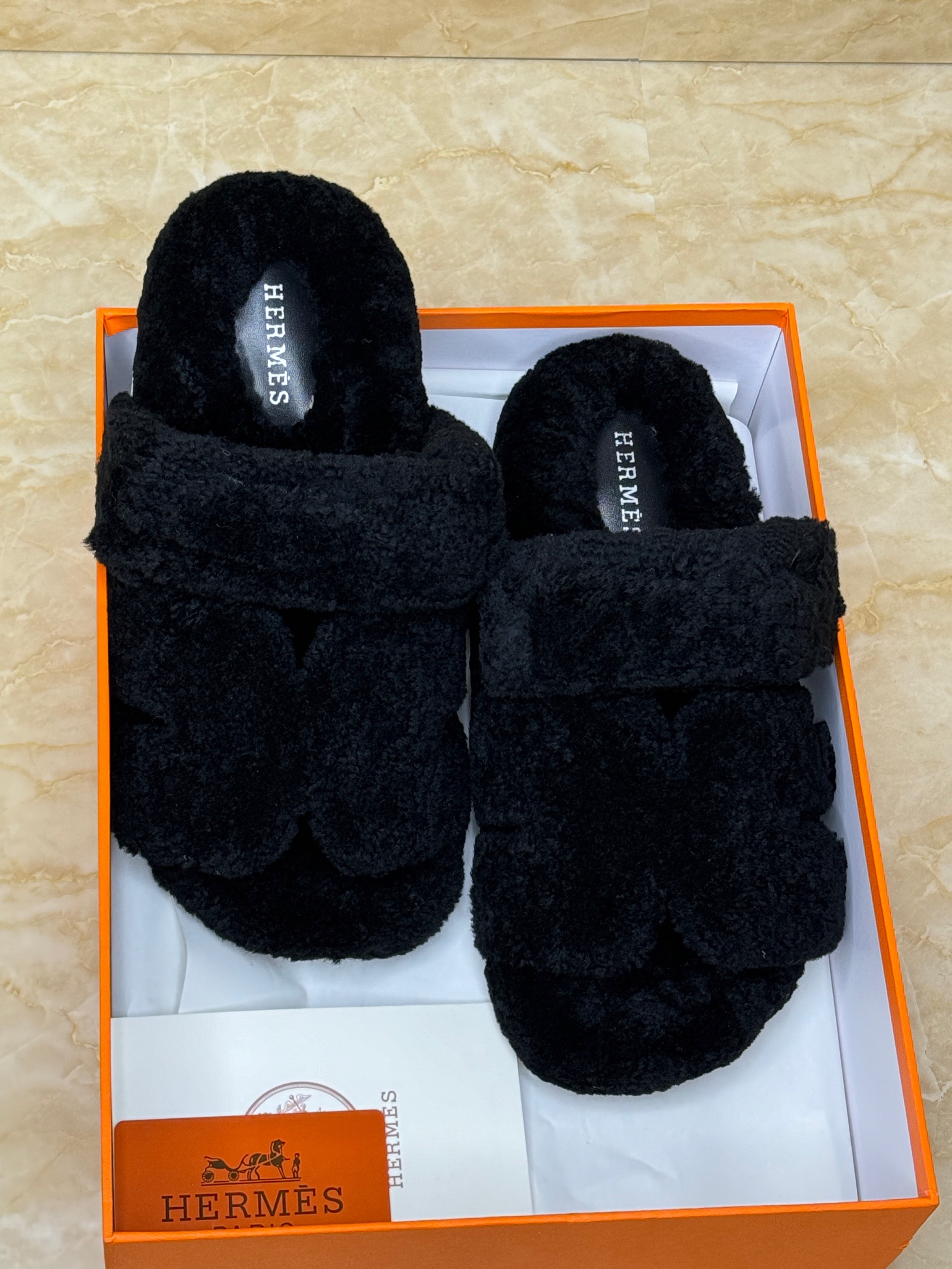 Herm?s Chypre sandals with shearling lining. image 1