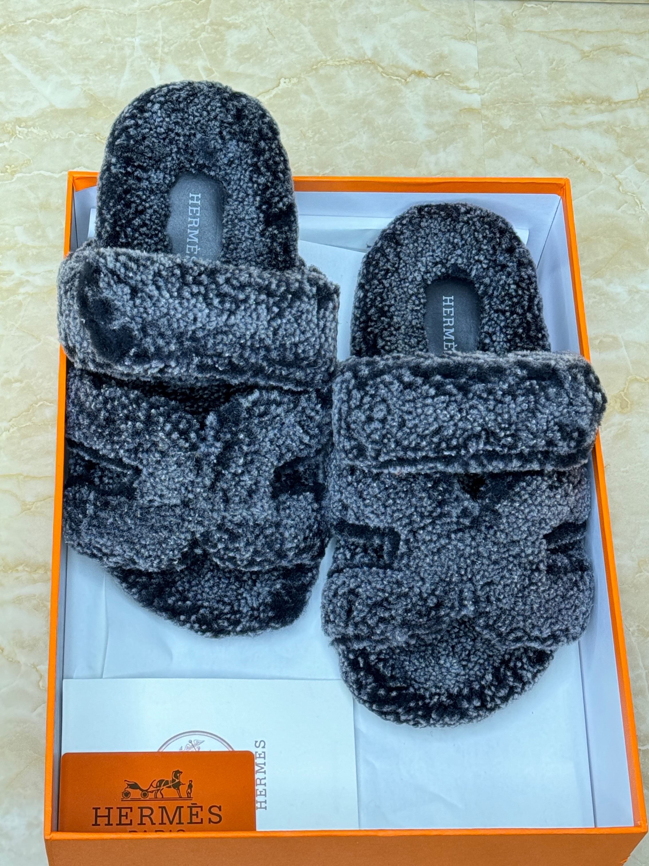 Herm?s Chypre sandals in black leather with ?cru shearling lining. image 1