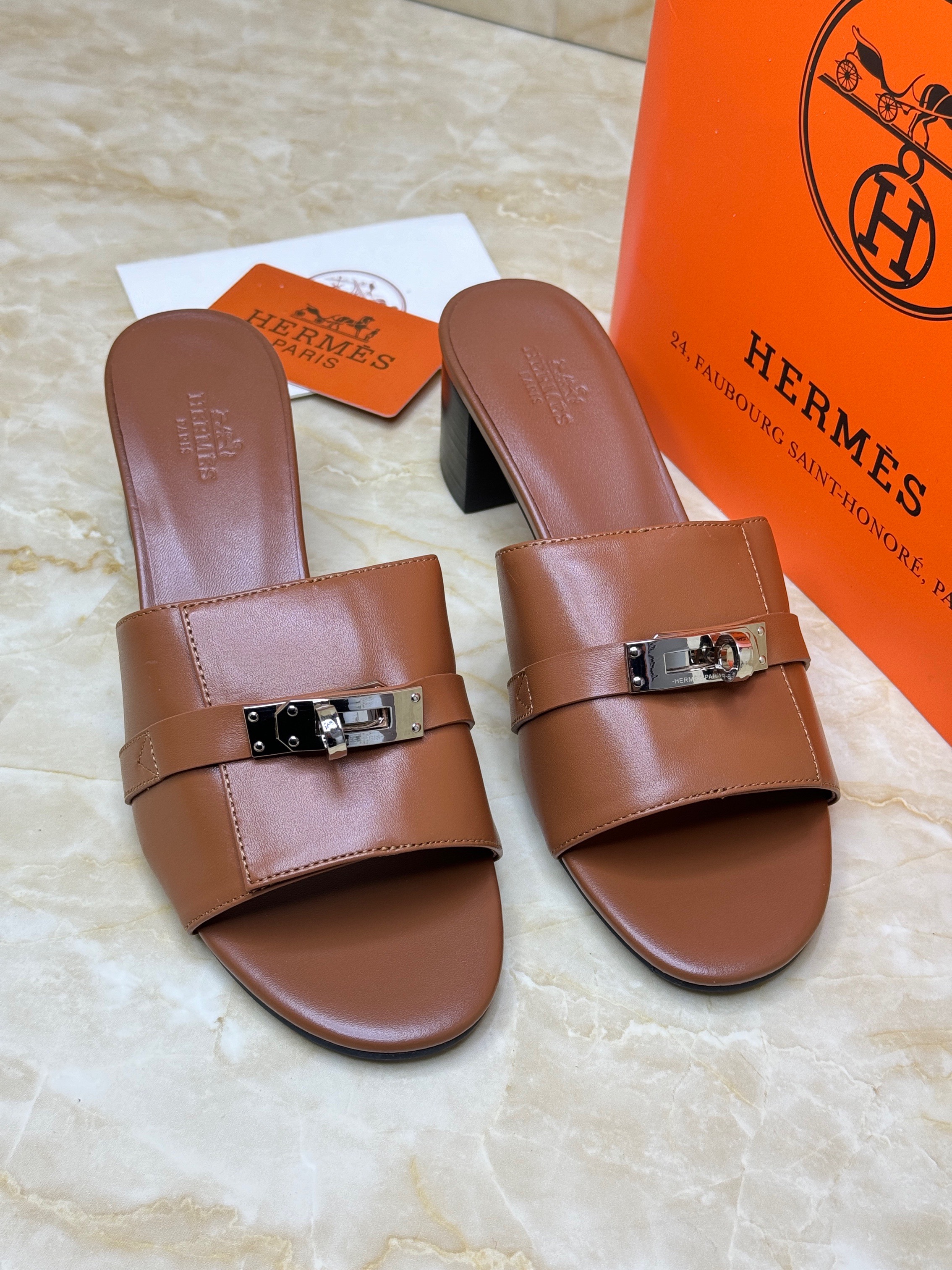 Herm?s Gigi 50 sandals in brown calfskin leather with a palladium-plated Kelly buckle. image 1