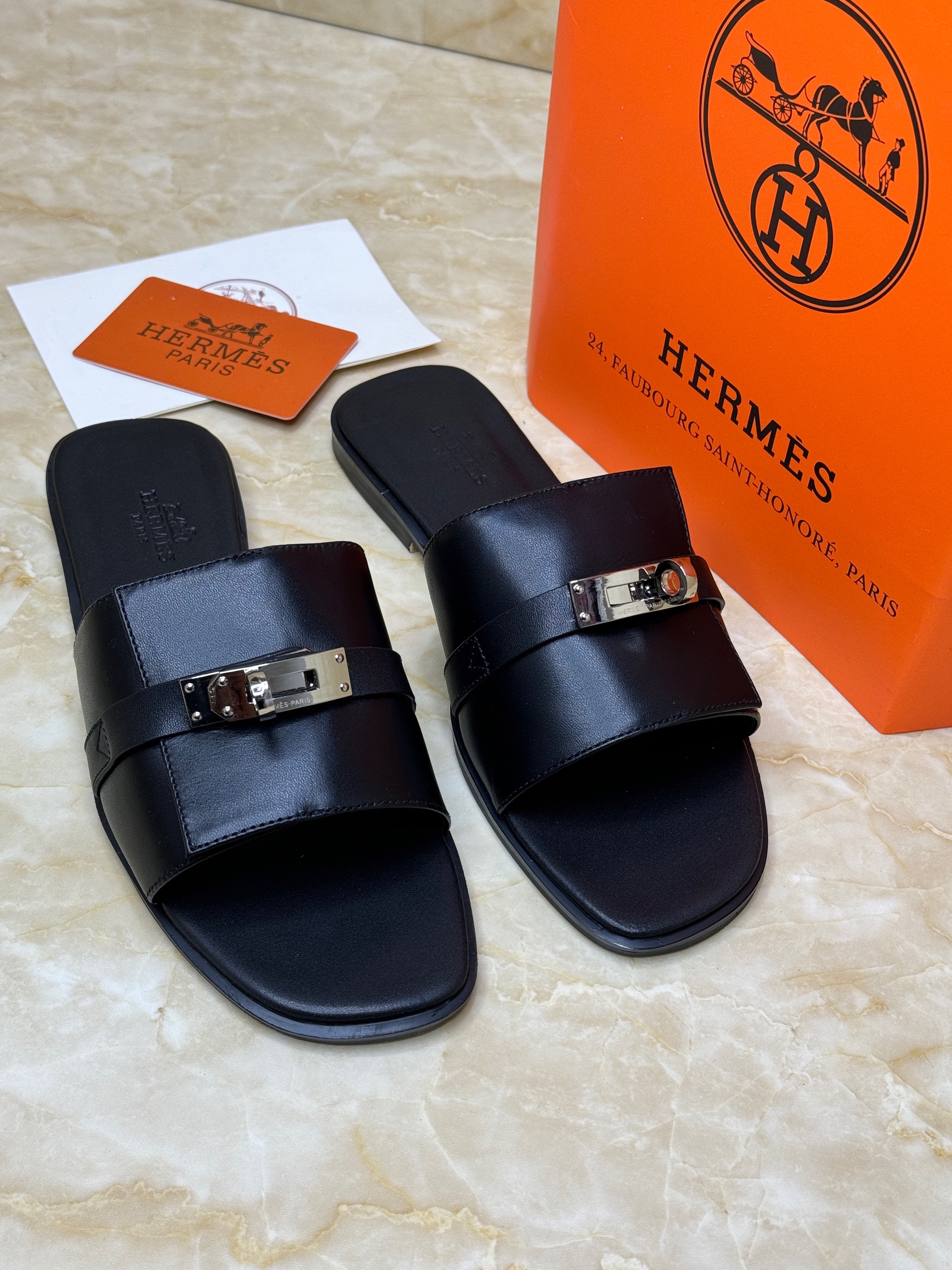 Herm?s Giulia sandals in calfskin leather featuring the iconic palladium-plated Kelly buckle. image 1