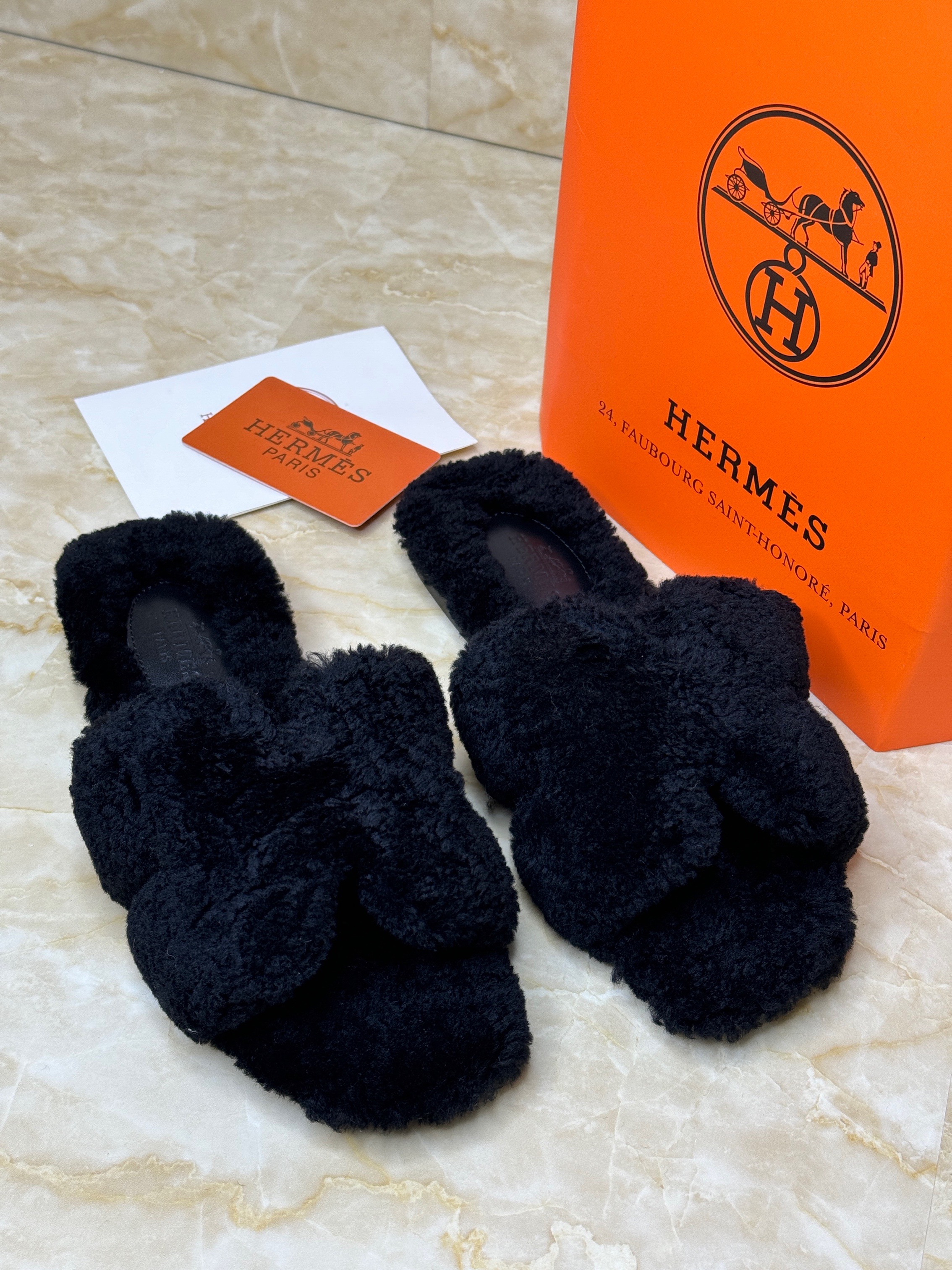 Herm?s black shearling Izmir sandals. image 1