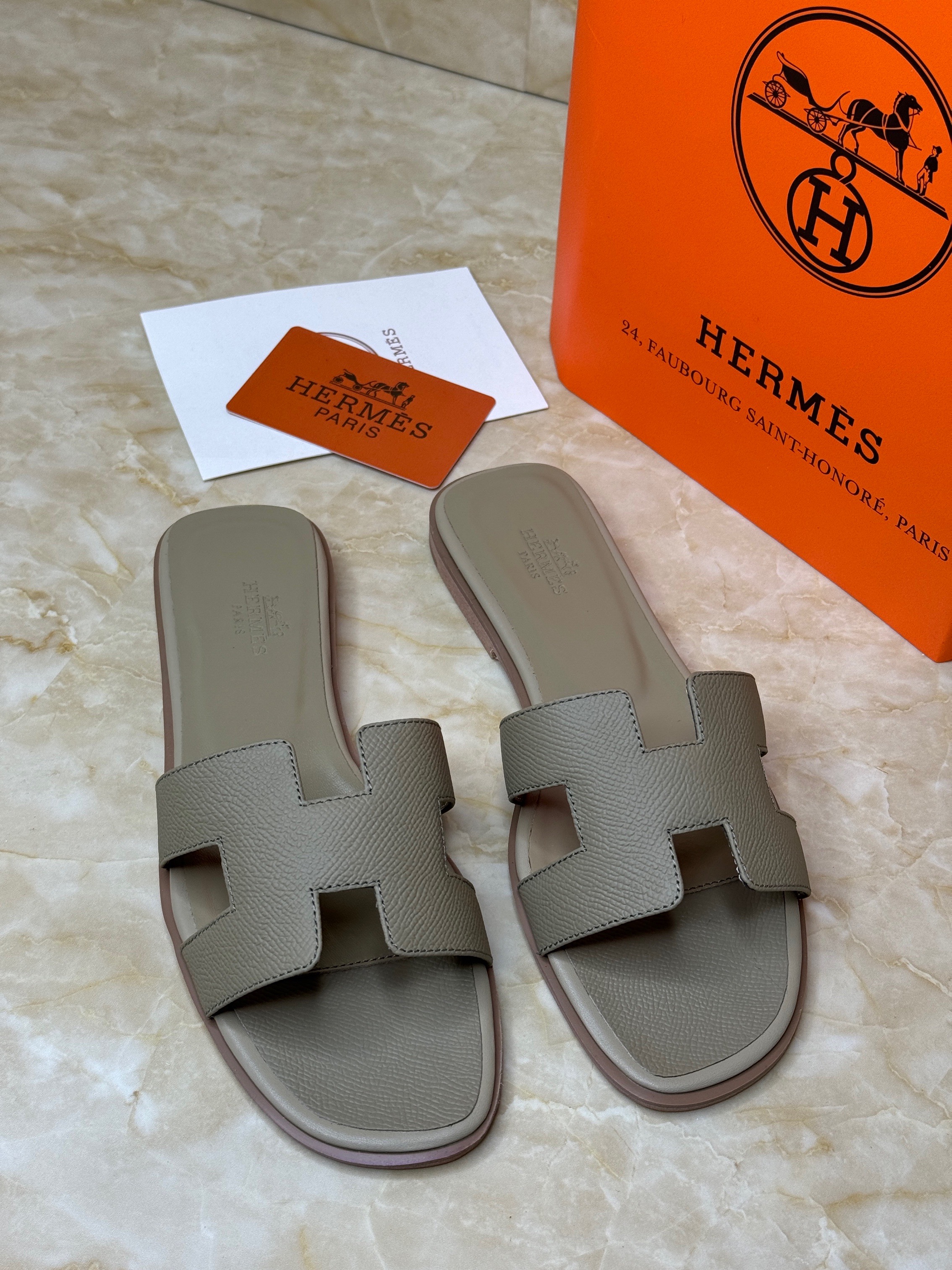 Herm?s Oran sandals in Epsom calfskin with the iconic "H" cut-out design. image 1