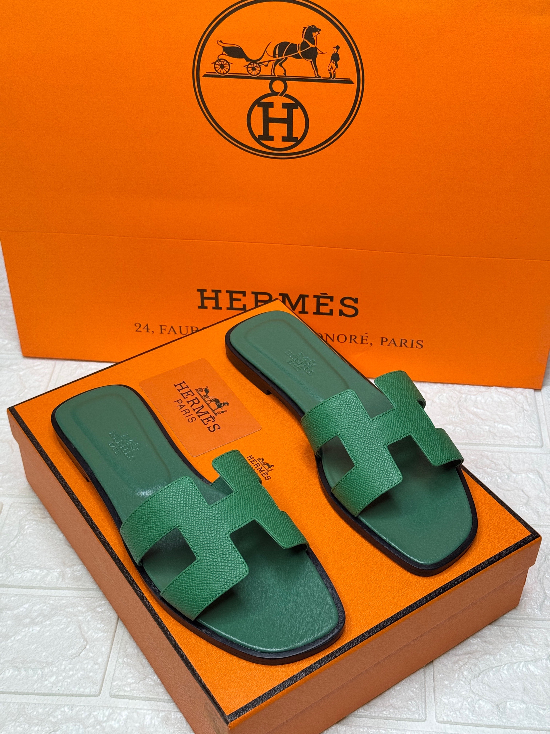 Herm?s Oran sandals in Vert Cactus Epsom calfskin leather. image 1