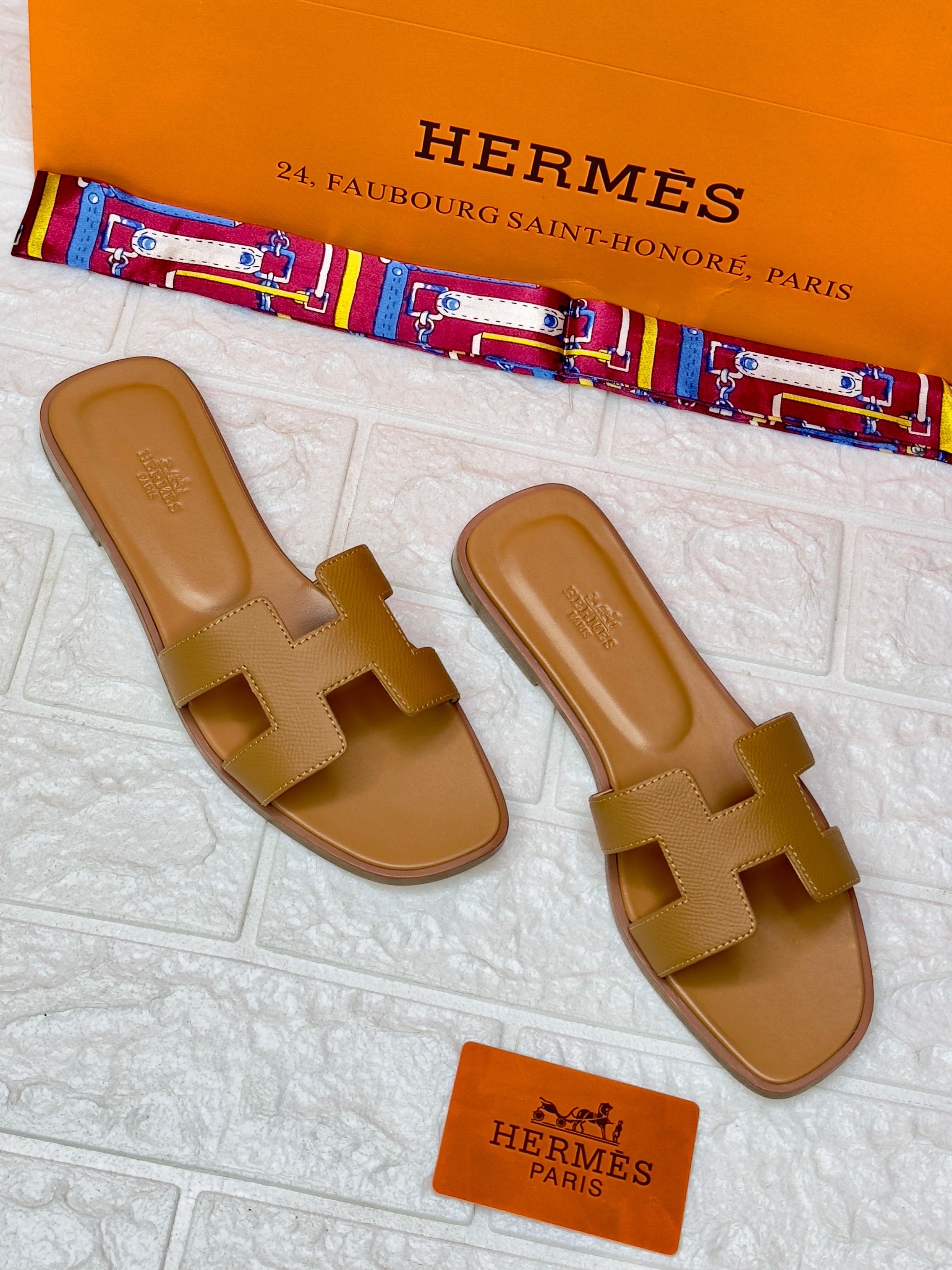 Herm?s Oran sandals in brown leather or suede with the iconic "H" cut-out design. image 1