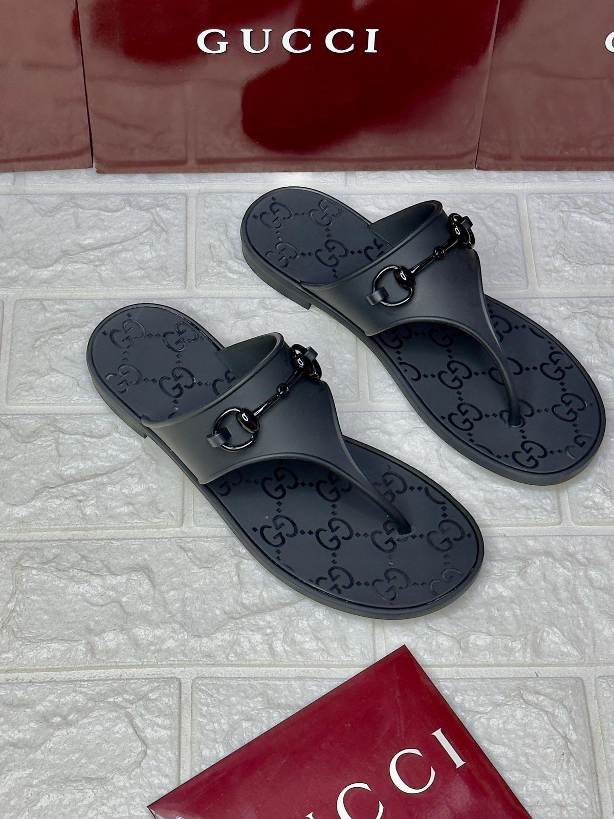 Gucci Minorca Horsebit thong rubber sandals in black. image 1