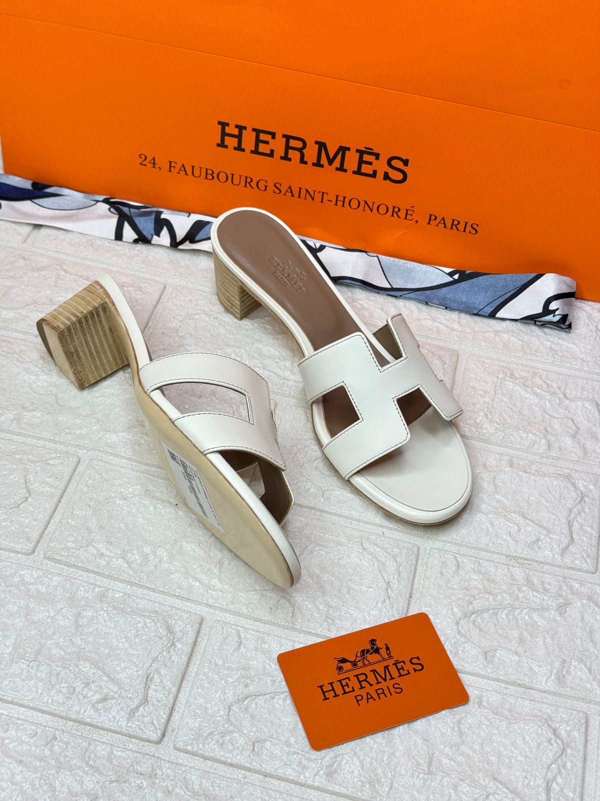 Herm?s Oasis sandals in leather with an iconic "H" cut-out and a block heel. image 1