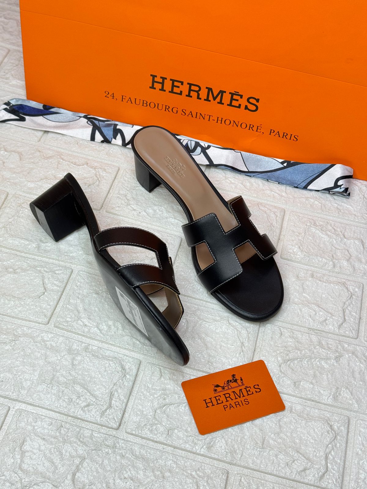 Herm?s Oasis sandals in black leather with a block heel. image 1